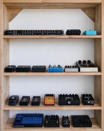 Efektové pedále a synty na poličke